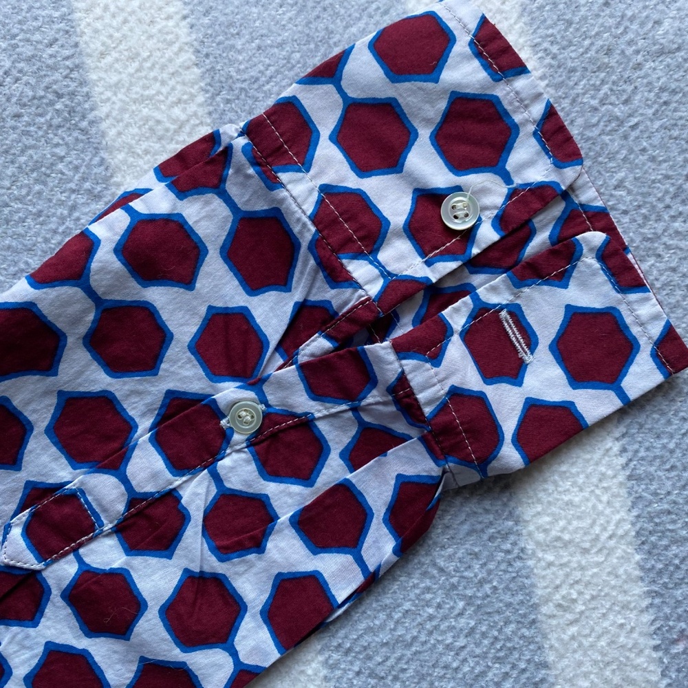 J. Crew cotton popover shirt in burgundy & blue hex pattern on white Size 6 - Picture 13 of 13